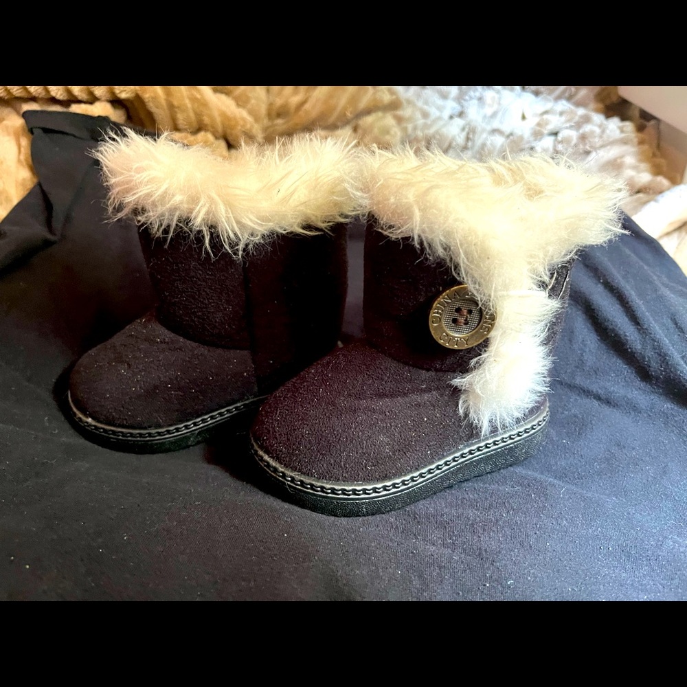 Baby boots  size 4 black leather White fur inside